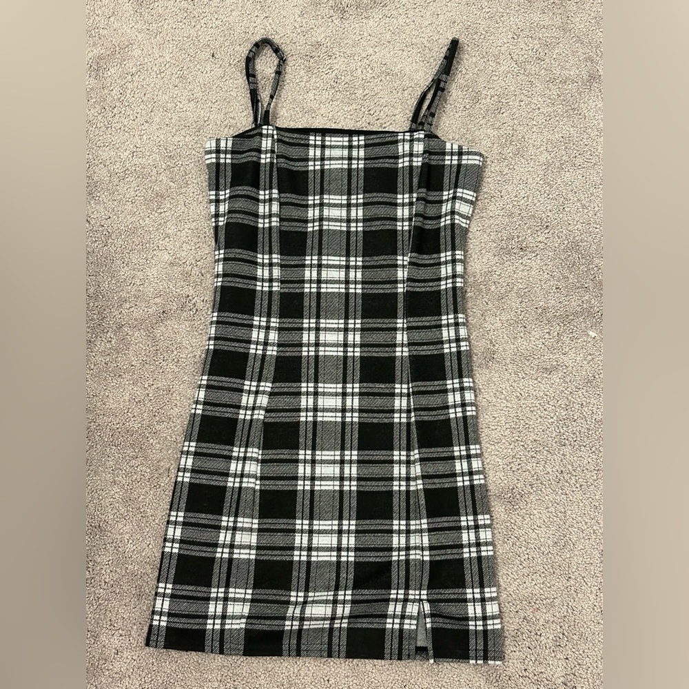 Women’s small back and white mini dress
